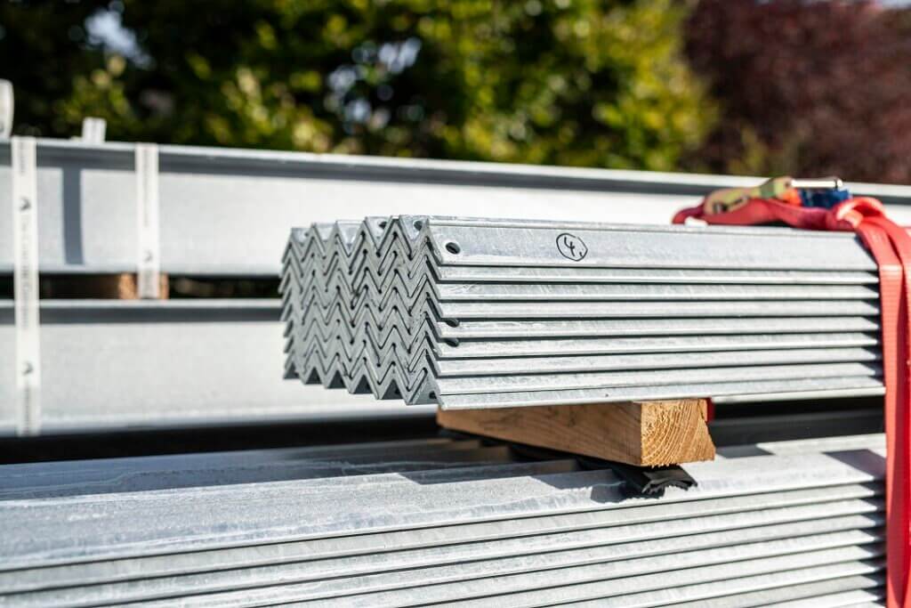 Kragarmregal feuerverzinkt Verbaende Winkelstahl 1024x683 - Kragarmregal verzinkt