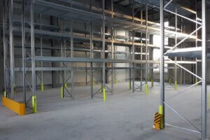 Halle mit Palettenregale verzinkt 1050x700 1 300x200 - Palettenregal verzinkt mit Gitterroste Konfigurator